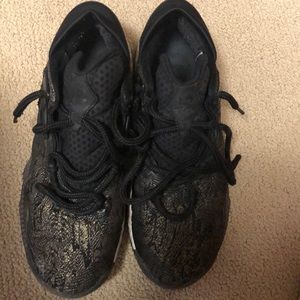 Men’s basketball shoes